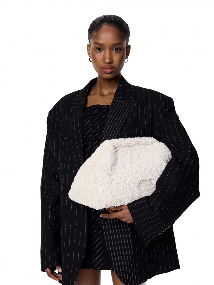 Futrzana kopertówka w jasnym kolorze