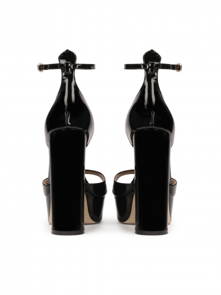Czarne sandały na platformie z lakierowanej skóry