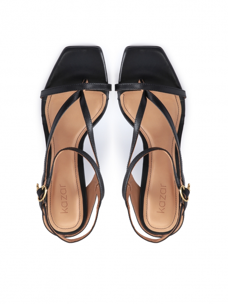 Eleganckie czarne sandały z finezyjnymi paskami