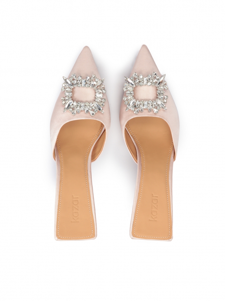 Różowe klapki ślubne z połyskującą ozdobą z cyrkonii