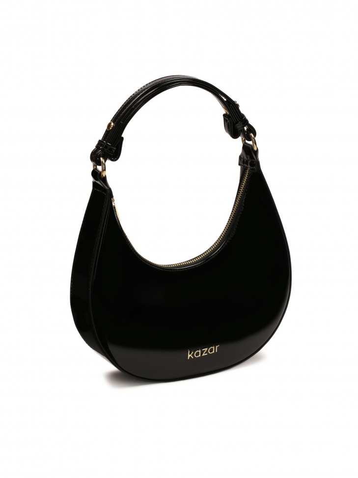 Mała torebka z lakierowanej skóry w kształcie półksiężyca