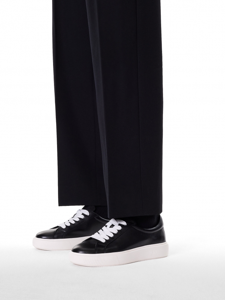 Czarne sneakersy na kontrastującej podeszwie