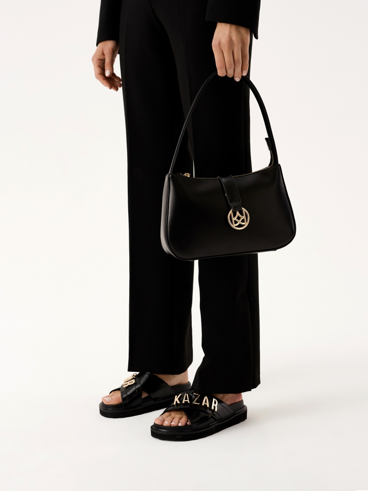 Czarne skórzane klapki z metalowym napisem