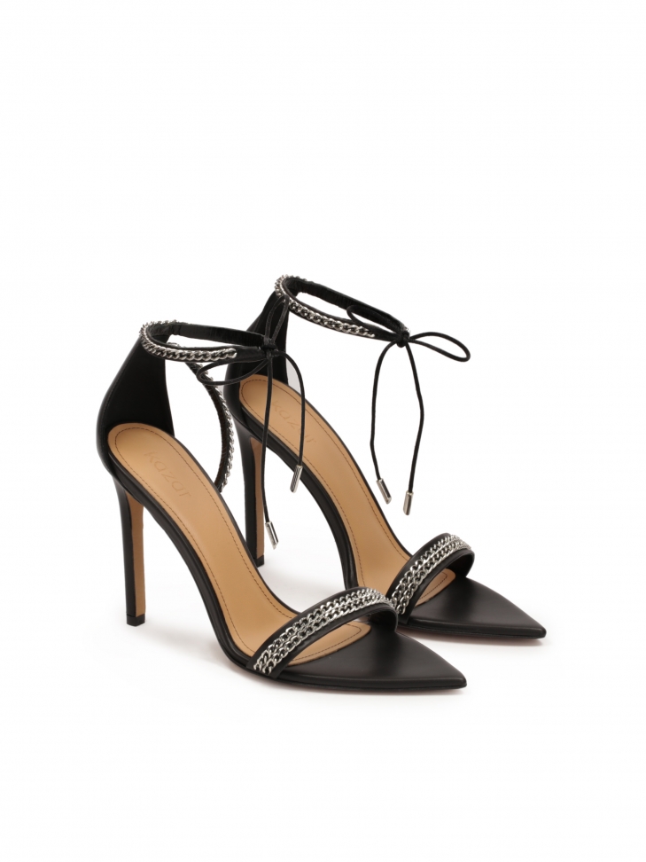 Sandały ze spiczastymi noskami i wiązanymi paskami