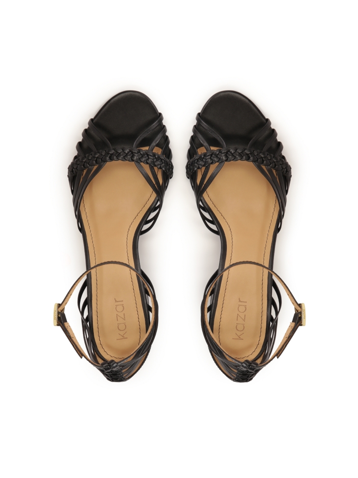 Skórzane sandały z finezyjnymi cienkimi paskami