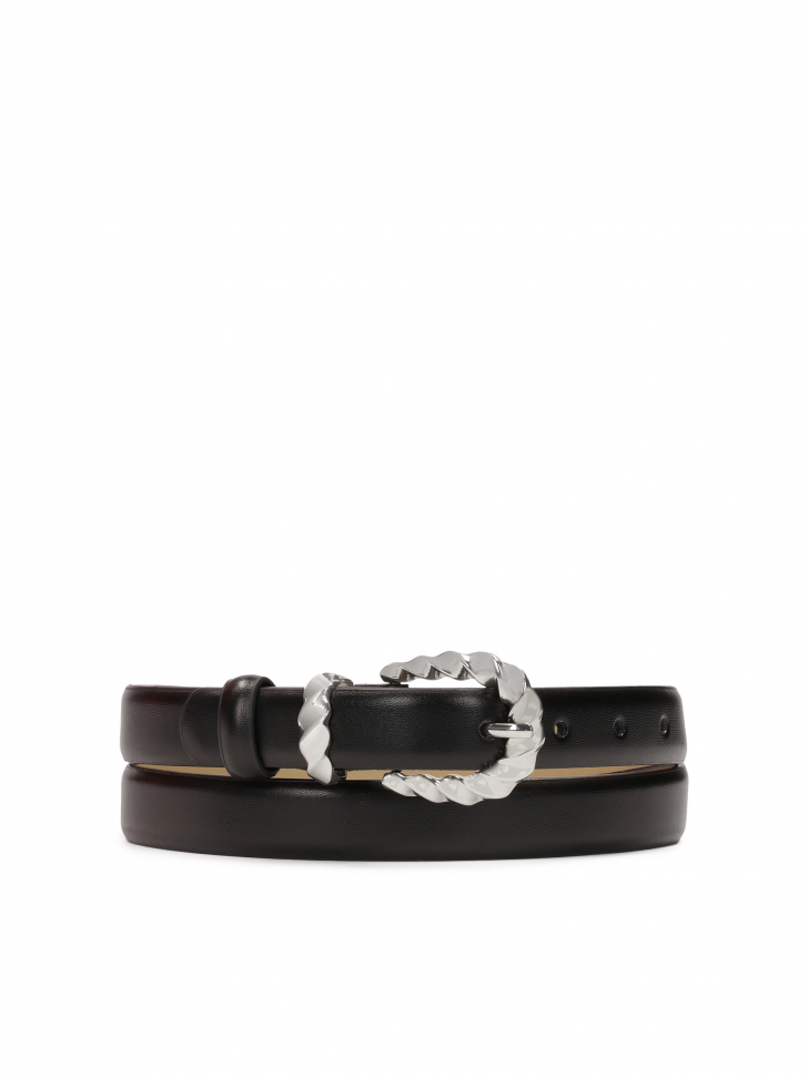 Czarny skórzany pasek ze zdobioną sprzączką