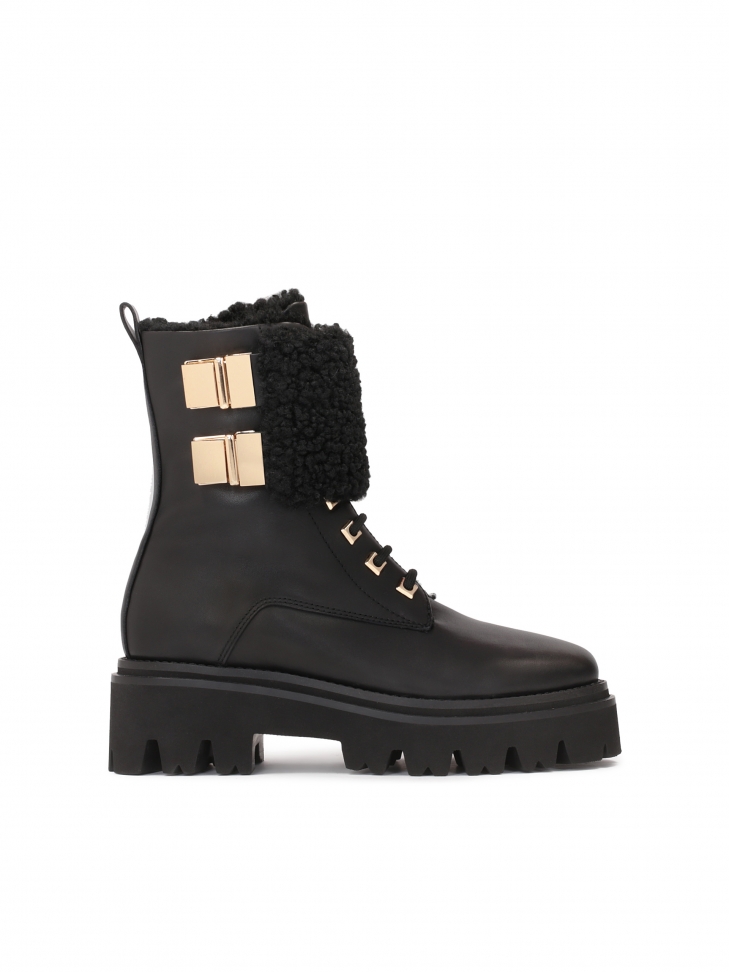 Modne skórzane trzewiki damskie z klapą ozdobioną kożuszkiem