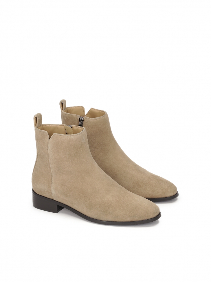 Zamszowe botki na płaskim obcasie