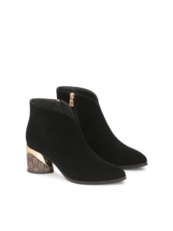 Zamszowe botki na wzorzystym obcasie z metalową wstawką