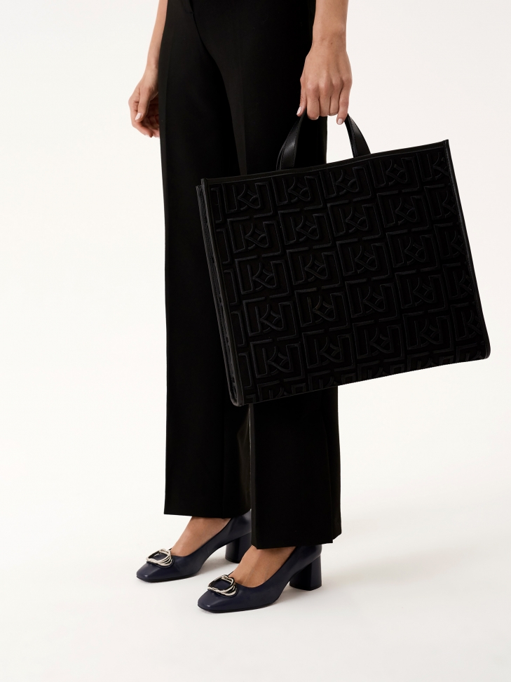 Granatowe skórzane czółenka z metalowymi ozdobami