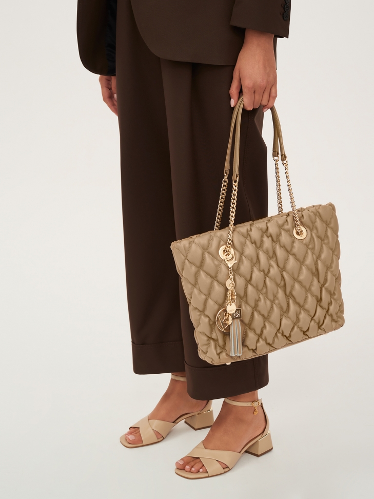 Miękka pikowana torebka z odpinanym brelokiem