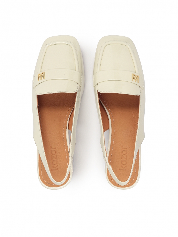 Czółenka z lakierowanej skóry z otwartą piętą