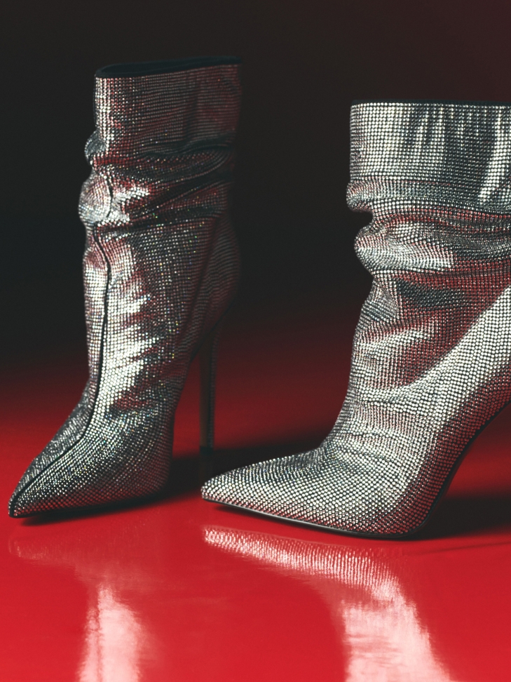 Błyszczące botki wysadzane srebrnymi yształkami