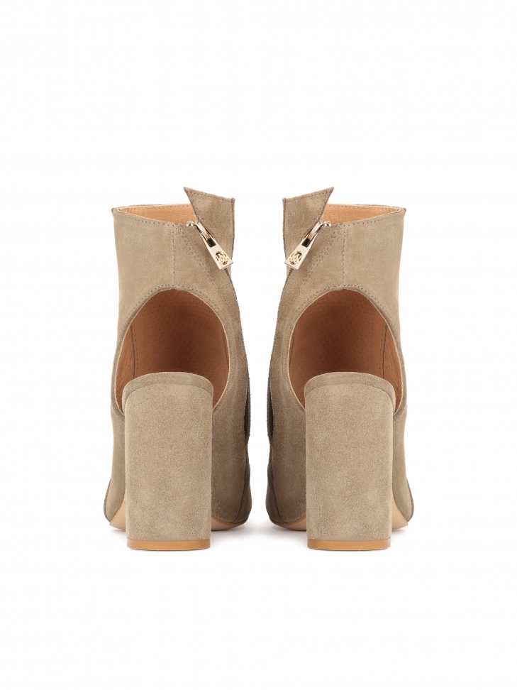 Zamszowe botki peep toe z odytym noskiem i piętą