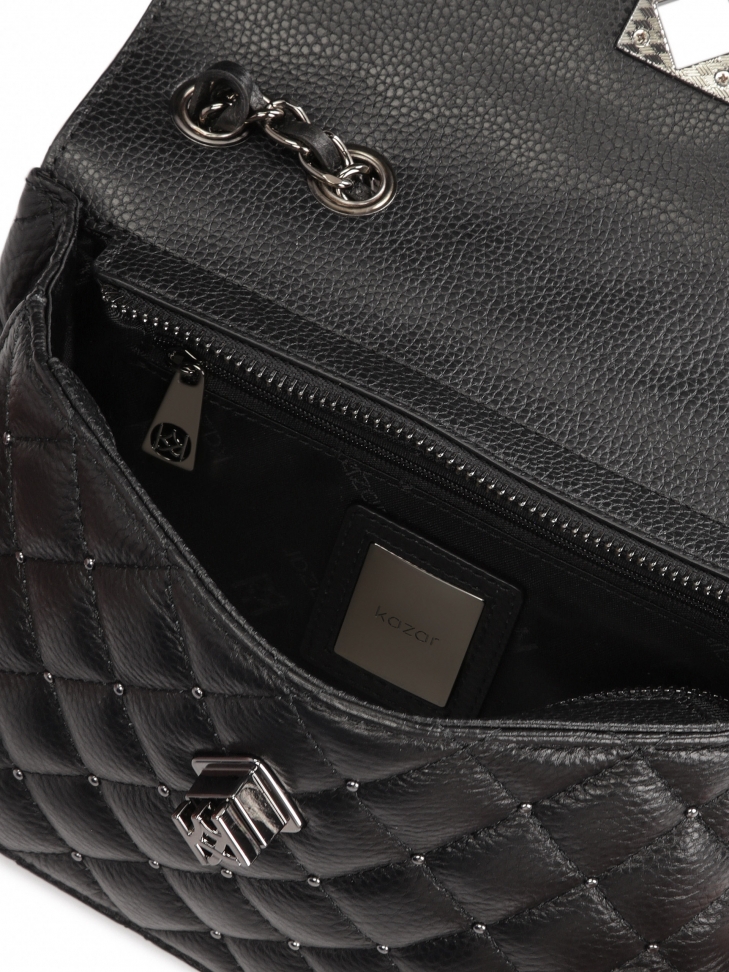 Pikowana torebka z metalowymi nitami