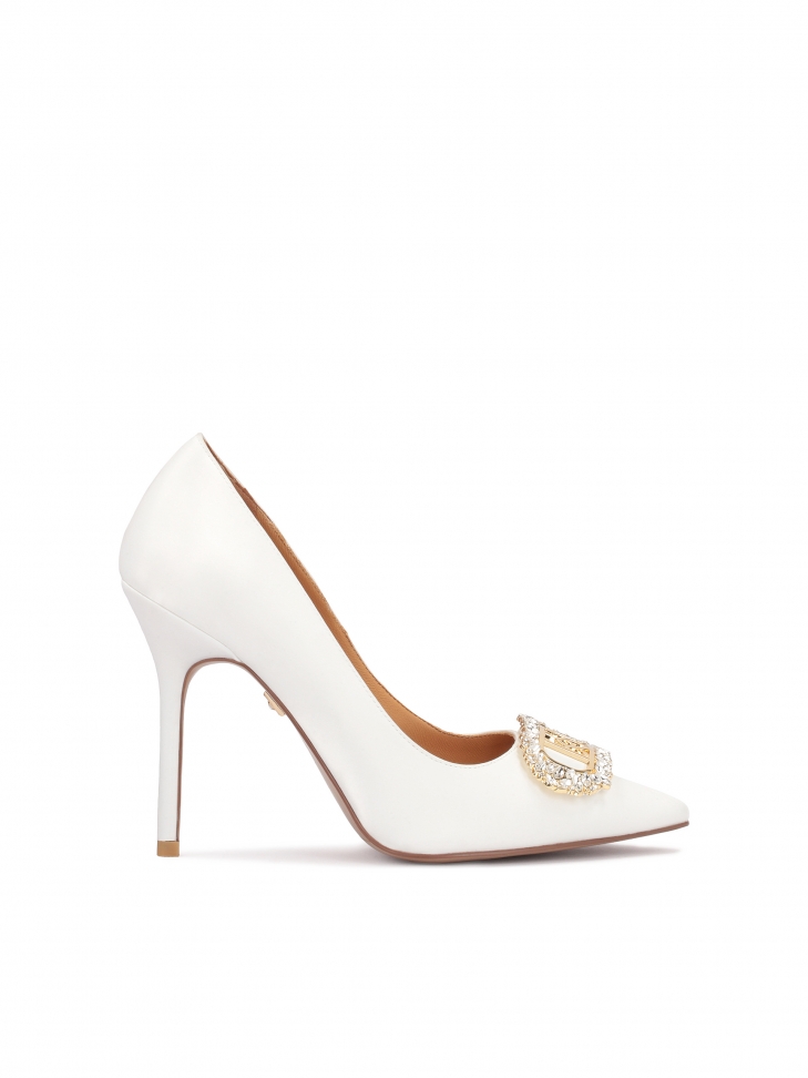 Białe czółenka ślubne z połyskującą ozdobą z cyrkonii