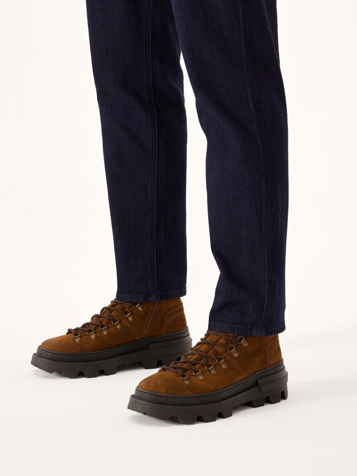 Zamszowe trzewiki na grubej podeszwie z protektorem