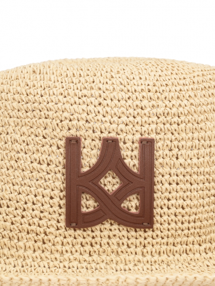 Beżowy kapelusz słomkowy