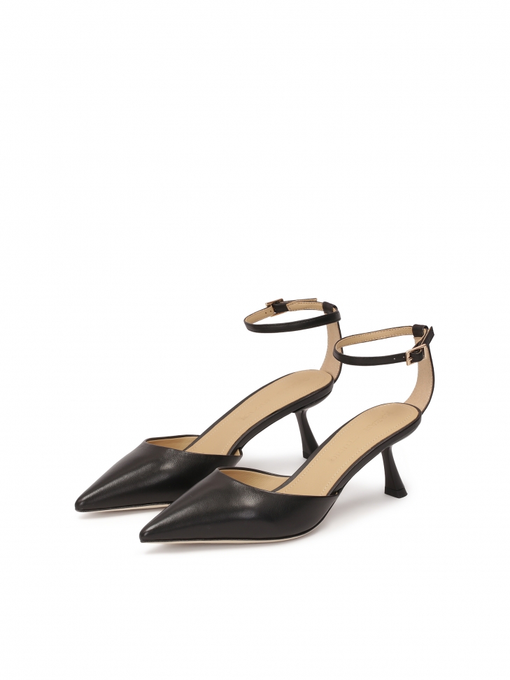 Czarne czółenka na obcasie z wyciętą cholewką