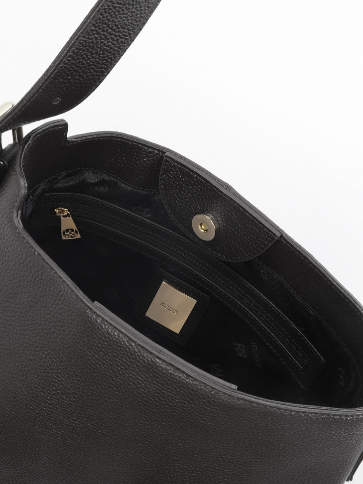 Skórzana czarna torebka w minimalistyczny stylu