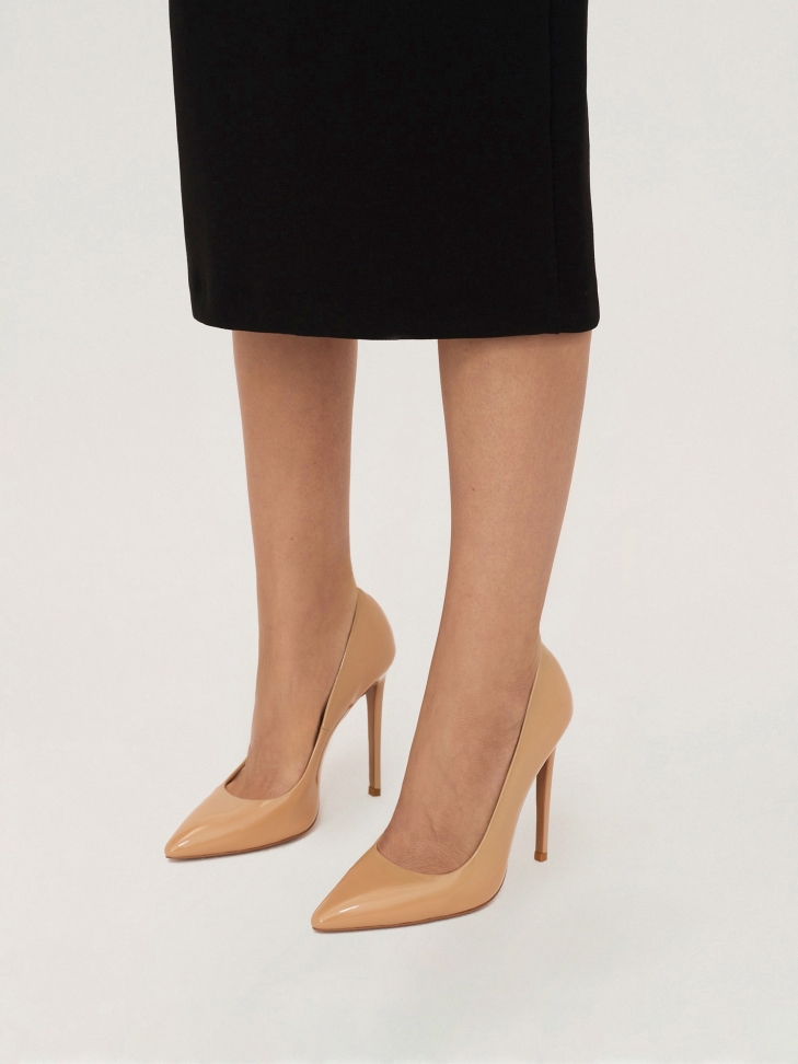 Klasyczne beżowe czółenka z lakierowanej skóry