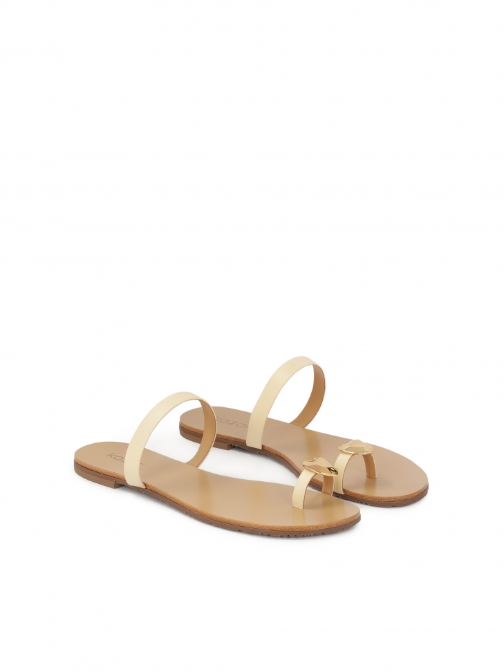 Płaskie klapki z sercem na pasku na palec