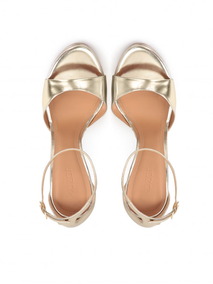 Złote skórzane sandały z paskiem wokół kostki