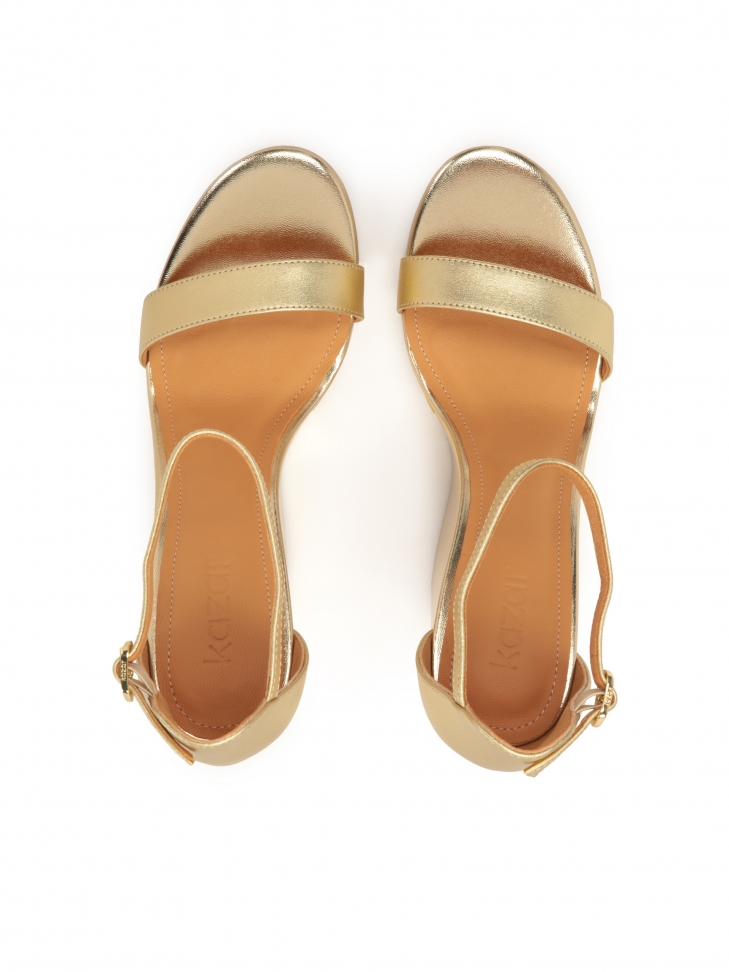 Złote skórzane sandały na koturnie