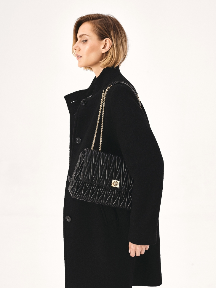 Pikowana czarna torebka na łańcuszku