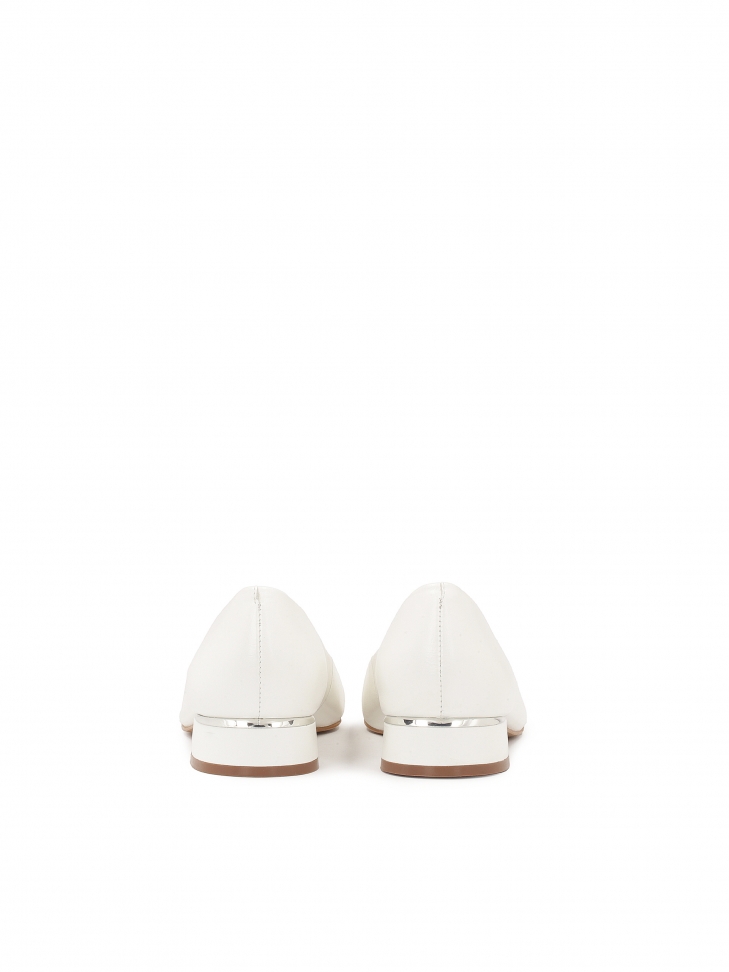 Płaskie białe czółenka ze skóry