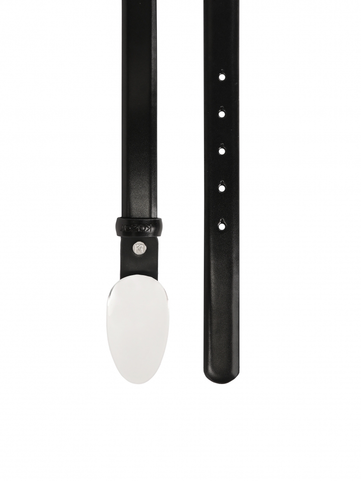 Czarny pasek z wklęsłą metalową klamrą