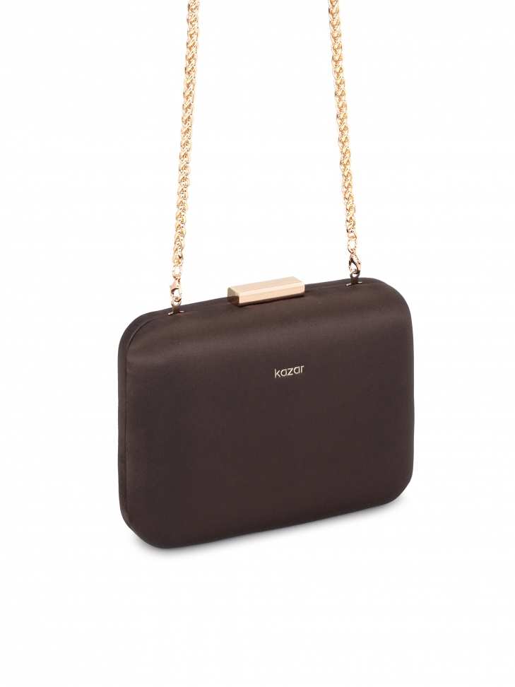Wizytowa brązowa kopertówka na otym łańcuszku