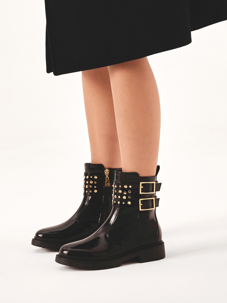 Płaskie botki ze zdobioną klapą na sprzączki