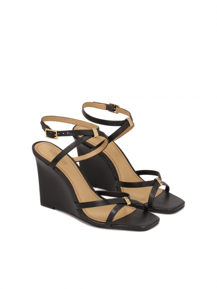 Skórzane sandały na koturnie ze szyżowanymi paskami