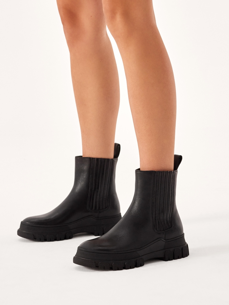 Wsuwane botki na prostej podeszwie