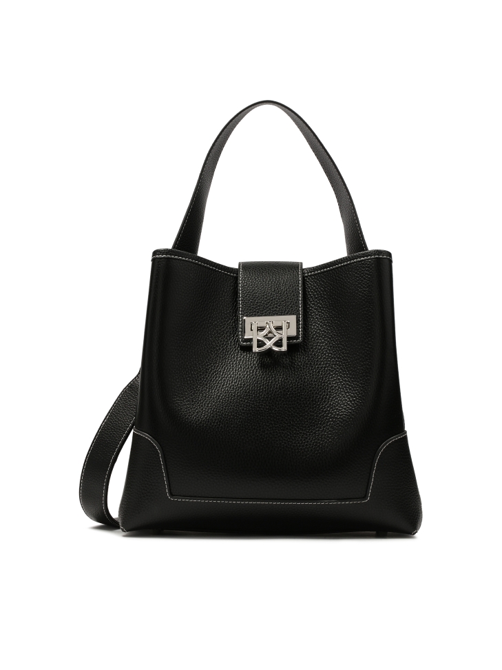 Czarna torebka z eleganckim zapięciem