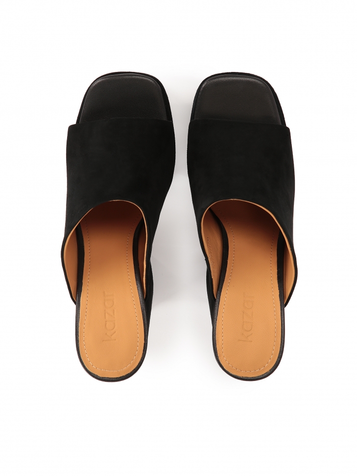 Czarne zamszowe klapki na słupku i platformie