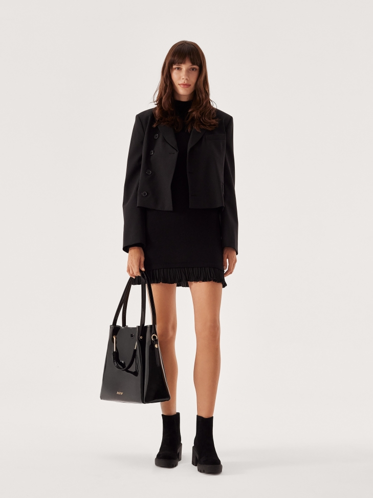 Czarna lakierowana torebka z metalowymi uchwytami