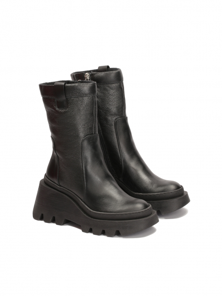 Botki z suwakiem osadzone na koturnie