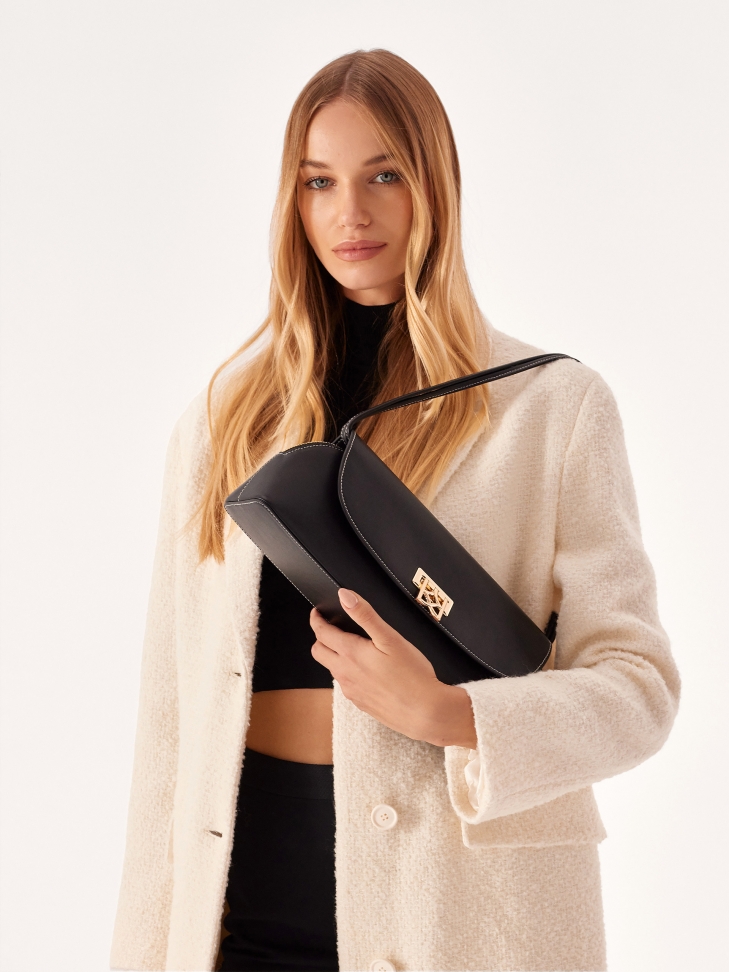 Podłużna torebka na ramię z dużym zapięciem