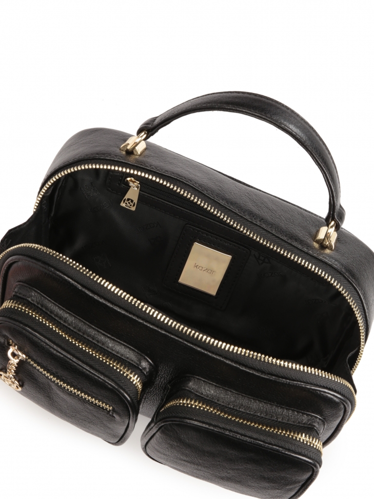 Czarna skórzana torebka o pojemnym wnętrzu