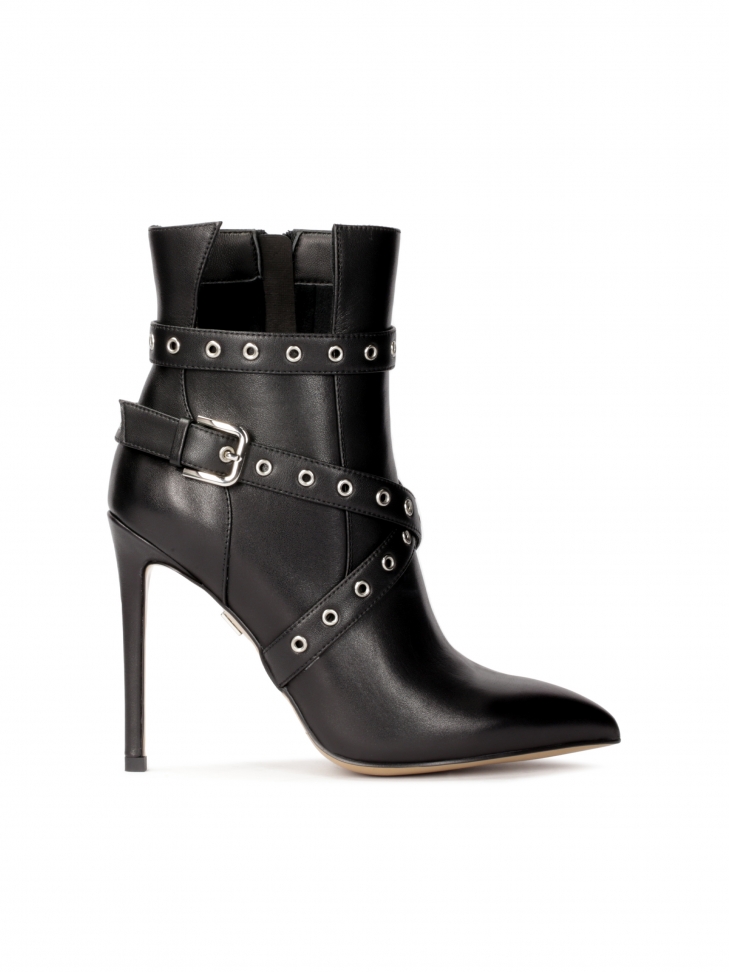 Botki na szpilce oplecione paskiem z nitami