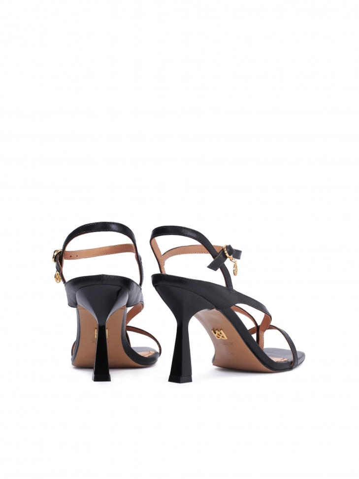 Eleganckie czarne sandały z finezyjnymi paskami