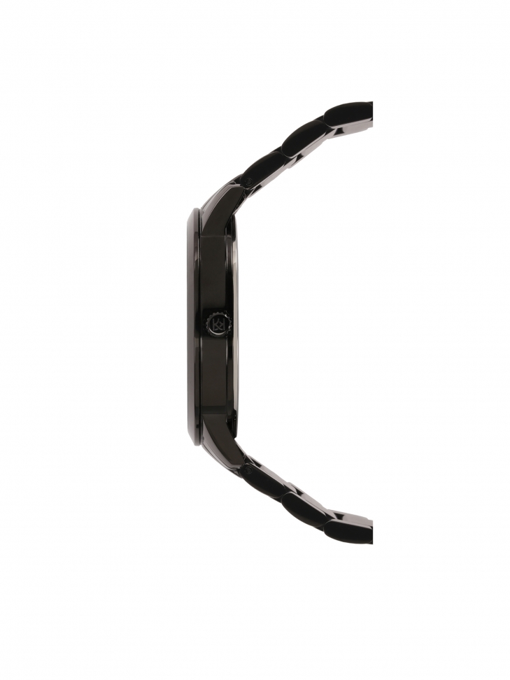 Czarny zegarek ze otymi indeksami i wskazówkami