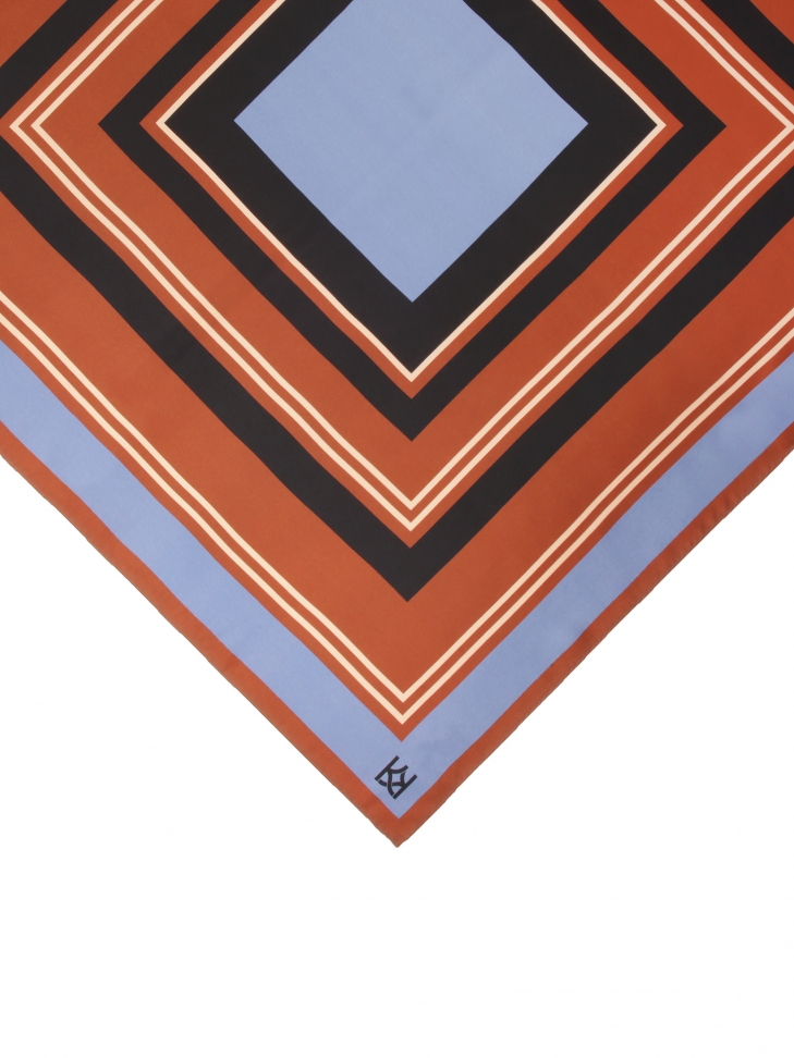 Jedwabna apaszka w kwadraty