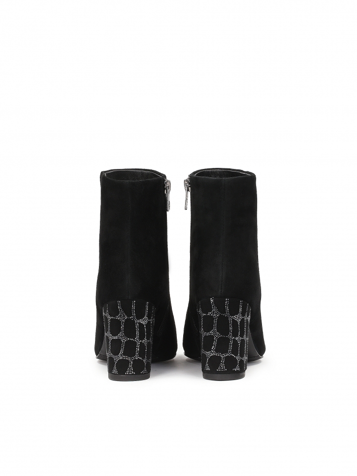 Czarne zamszowe botki z obcasem zdobionym drobnymi yształkami