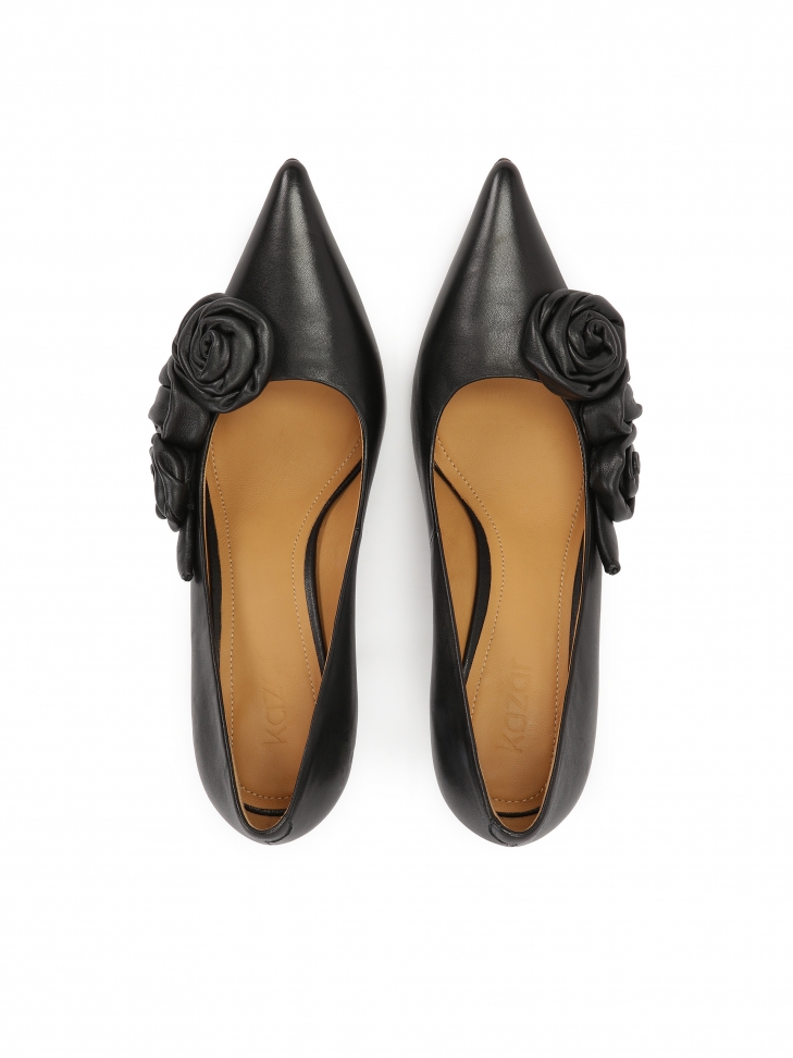 Czarne skórzane szpilki z różami