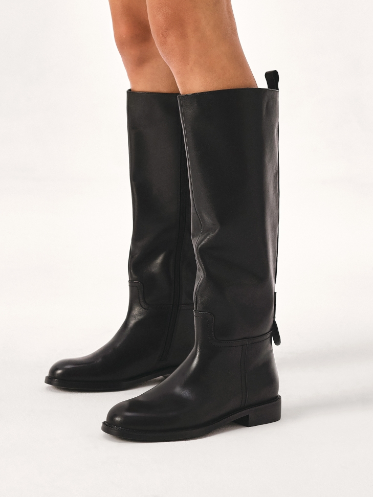 Klasyczne czarne kozaki na płaskiej podeszwie