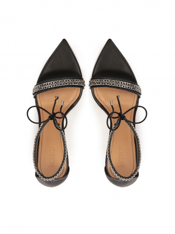 Sandały ze spiczastymi noskami i wiązanymi paskami
