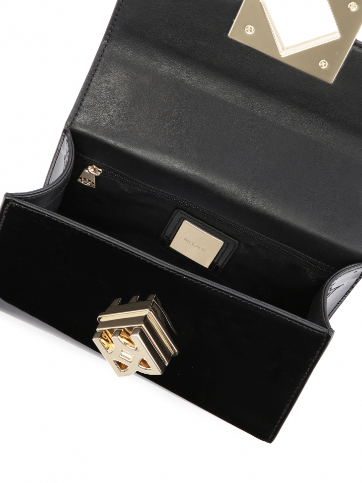 Lakierowana czarna torebka z dużym zapięciem